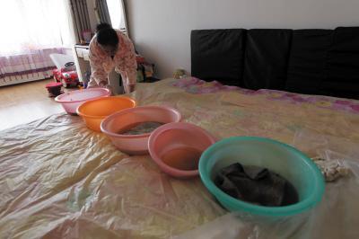 民和楼上漏水，住户失联，小区没物管，业主维权难！律师来支招……